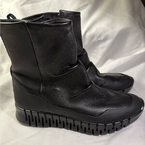 ECCO Women’s Gruuv W Black W/Size 7-7.5 Mid -Cut Boot